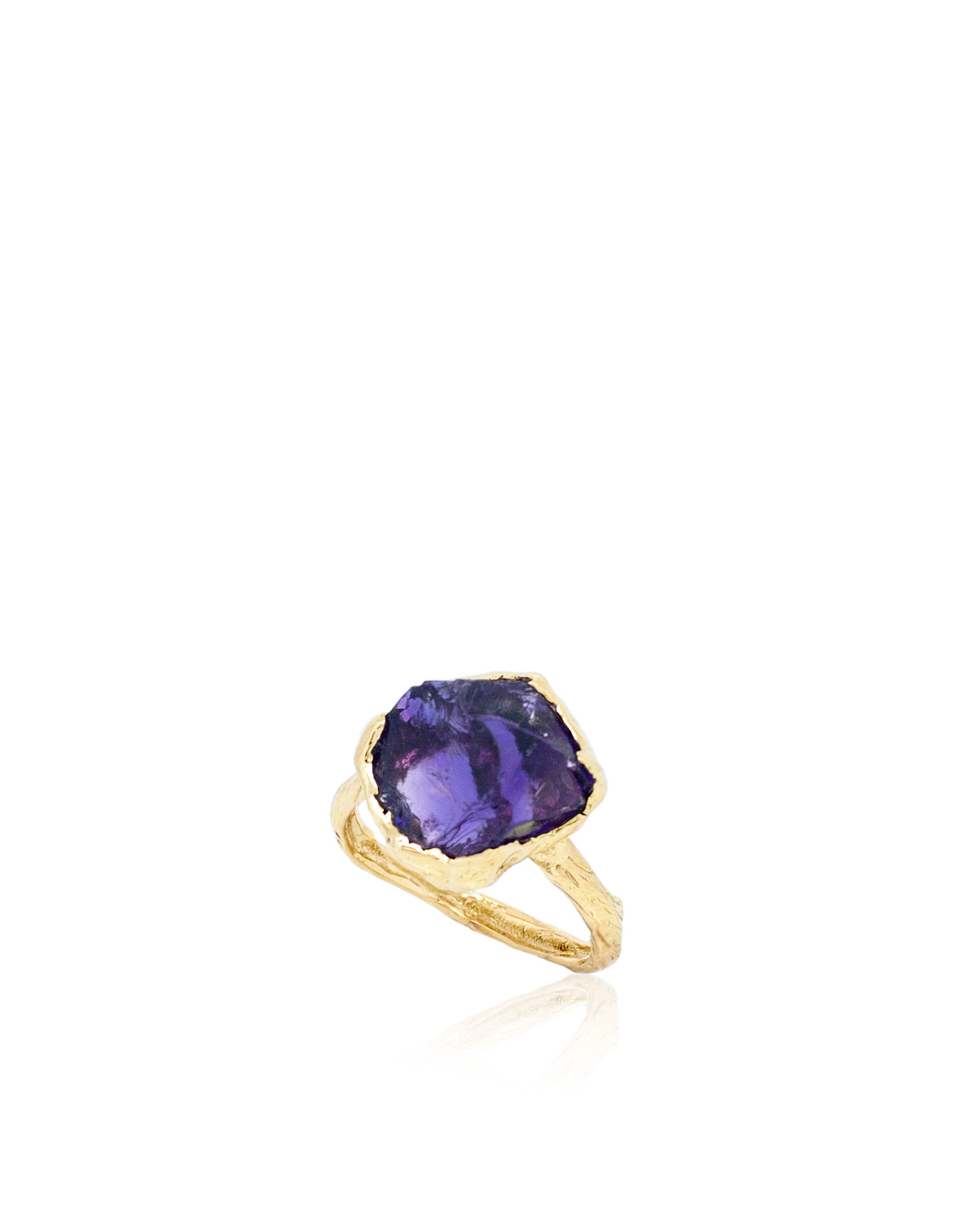 Natalie Dissel 18k yellow gold ring featuring a raw natural purple amethyst stone set on a textured gold band.