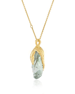 Side view of Natalie Dissel 18K yellow gold raw Prasiolite pendant necklace displaying the organic sculpted setting, Gem Rocks collection.